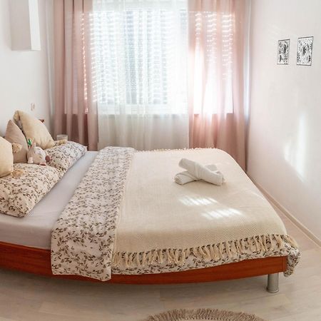 Apartman Lili Knin Exterior photo