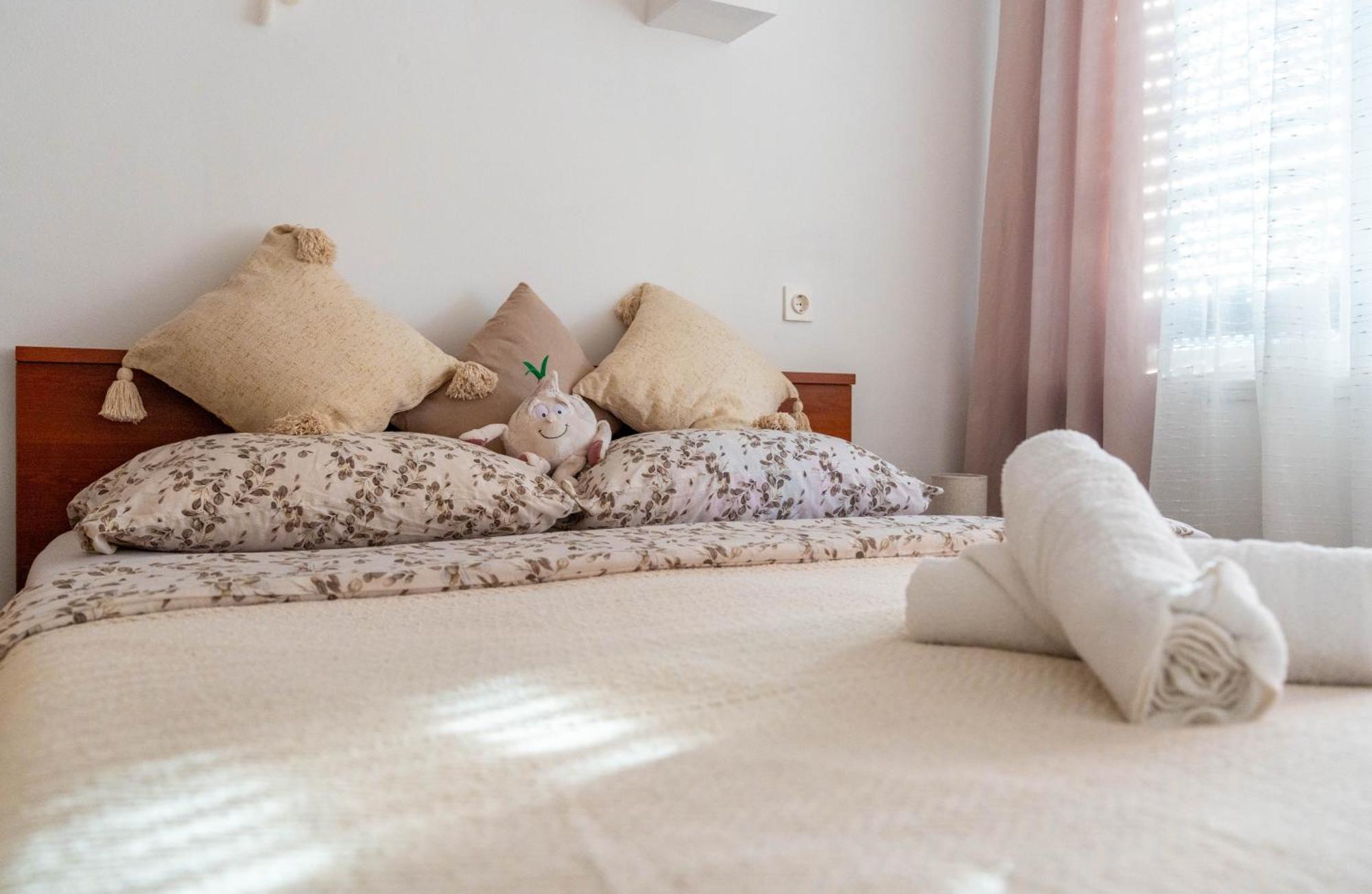 Apartman Lili Knin Exterior photo